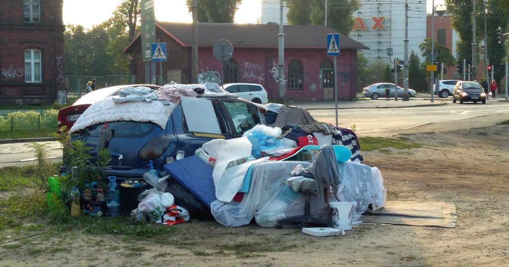 bezdomny mieszka w aucie Katowice Załęże
